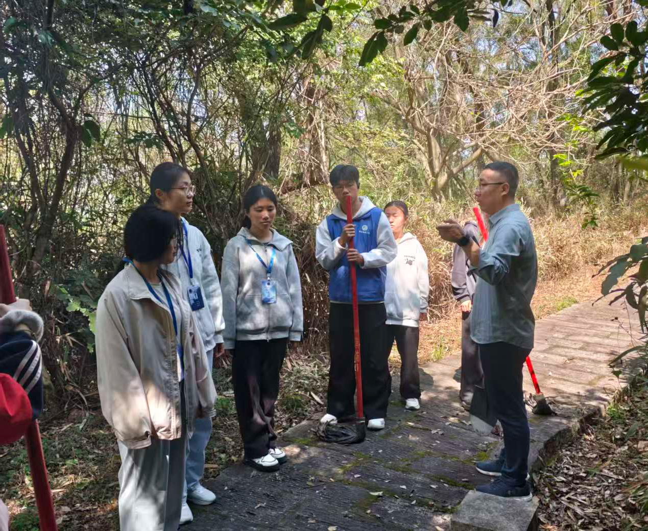 组织纠察大队学生开展山林防火巡查.jpg