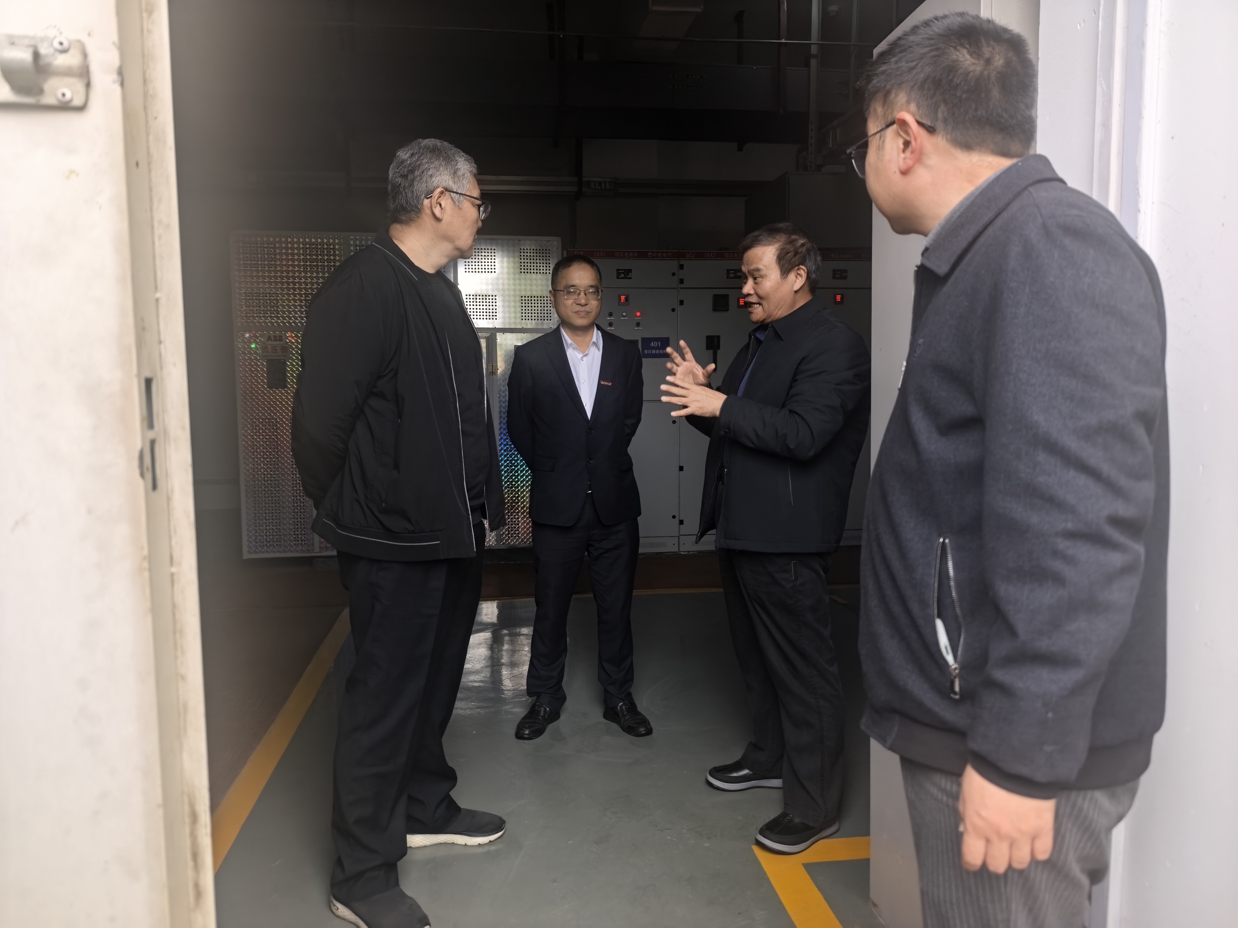 检查校区开闭所.jpg