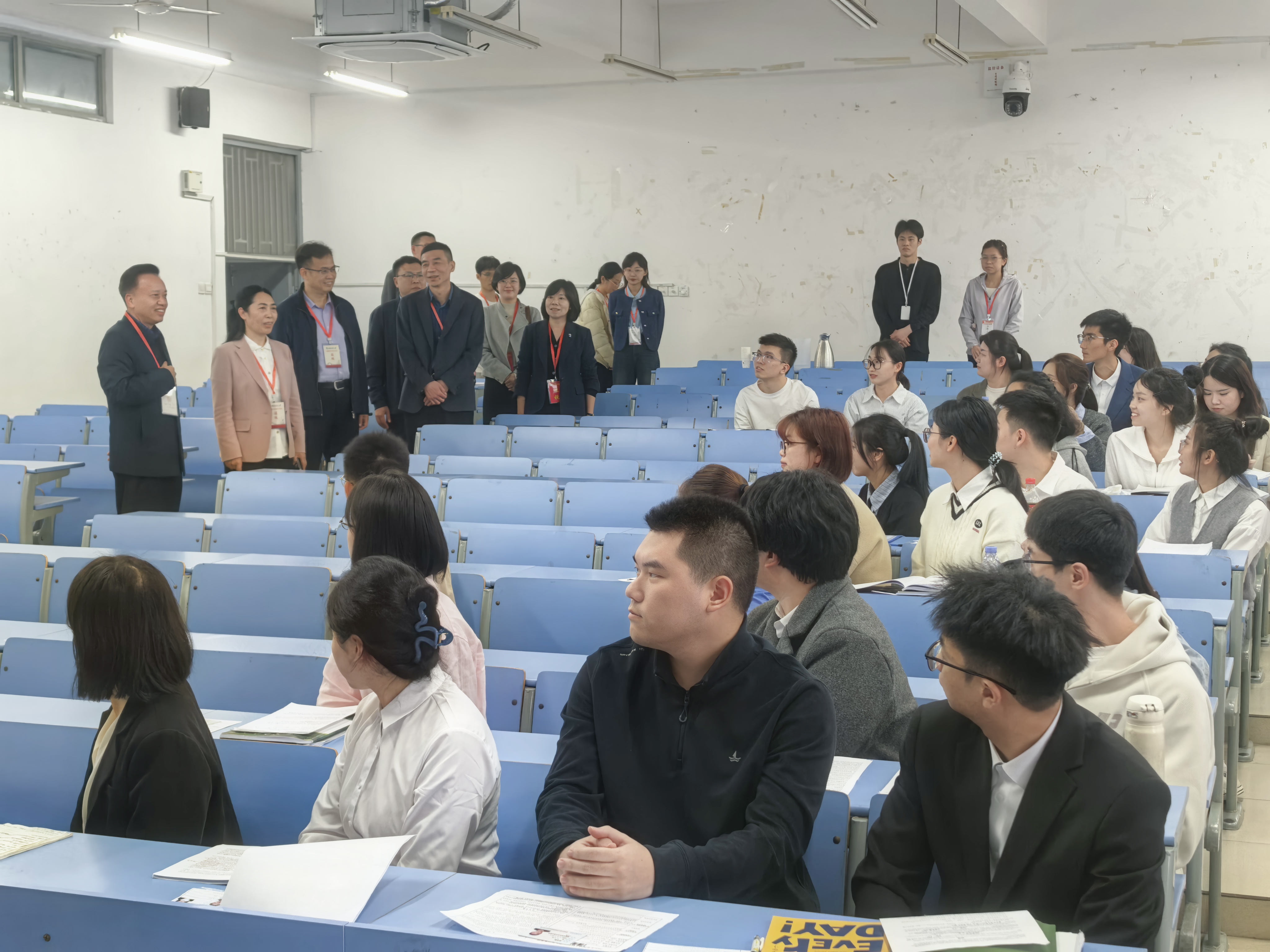 检查组与候考考生亲切交流.jpg
