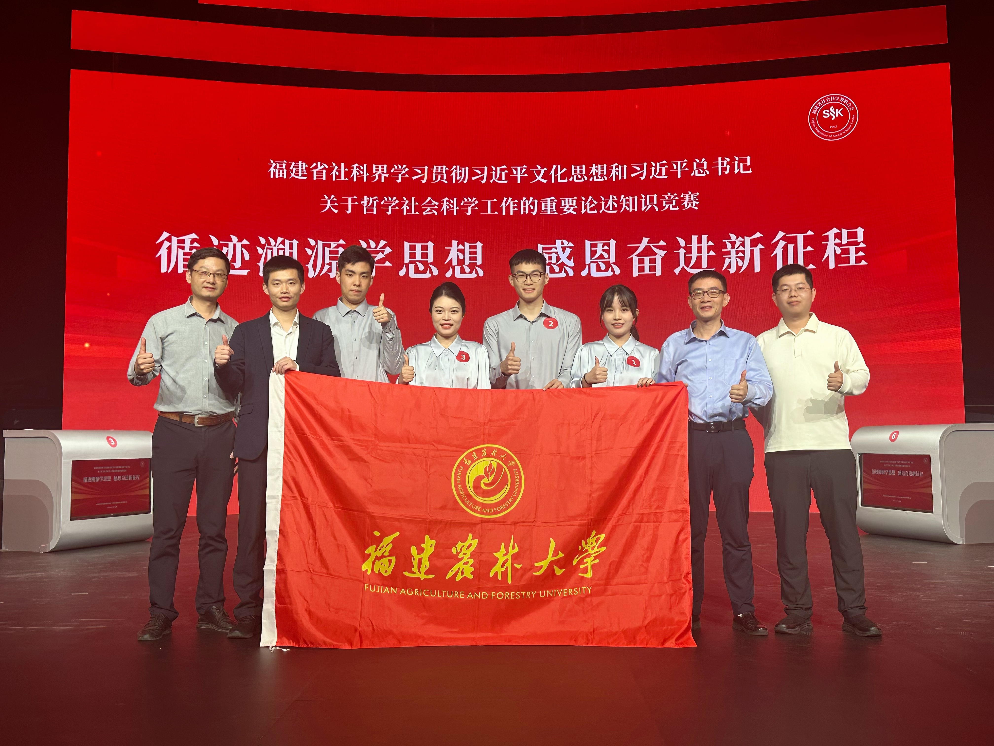 参赛队员及工作人员合影.jpg 参赛队员及工作人员合影.jpg