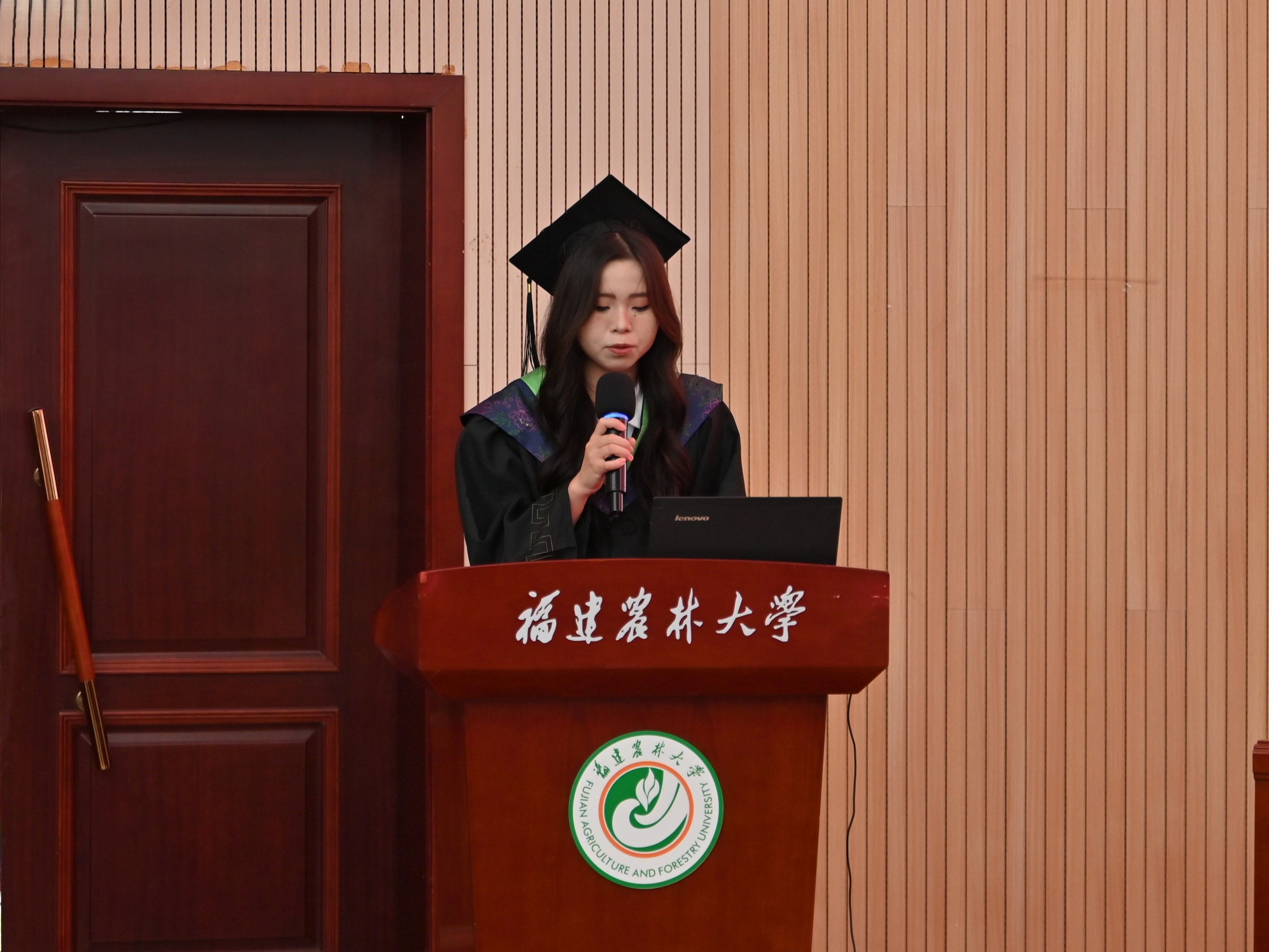 毕业生代表（本科）发言.JPG