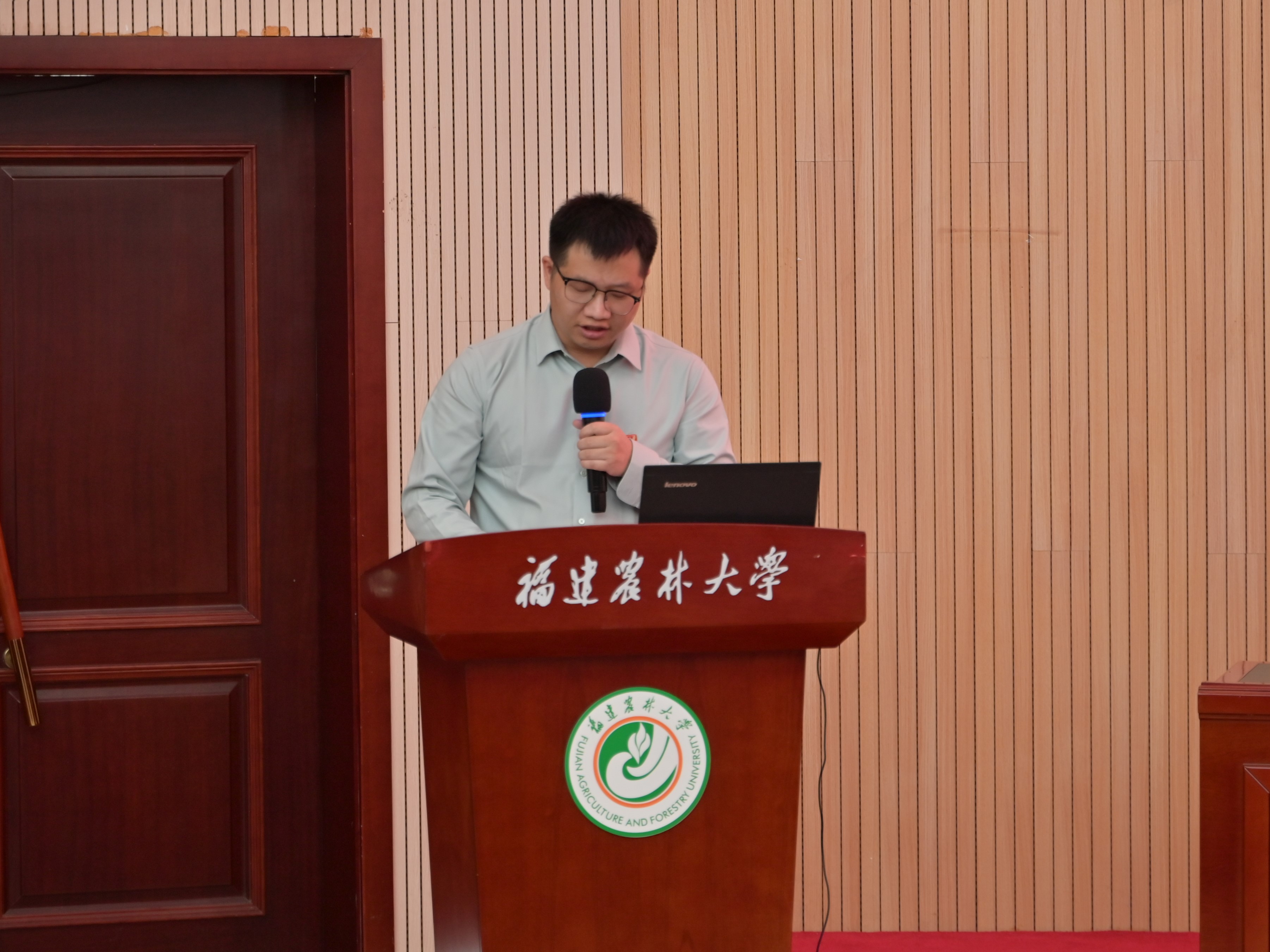 教师代表.jpg